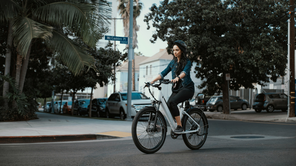 ženski električni bicikl